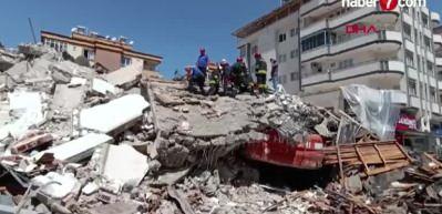 Gaziantep'te hasarlı bina &ccedil;&ouml;kt&uuml;, kep&ccedil;e operat&ouml;r&uuml; enkazda kaldı!