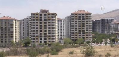 Malatya'da ağır hasarlı 2 bina patlayıcı yardımıyla yıkıldı