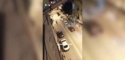  Esenyurt'ta k&ouml;pekler motor kuryeye saldırdı! O anlar cep telefonuna yansıdı...