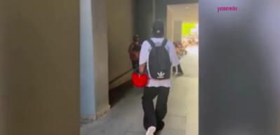 Uraz Kaygılaroğlu sokak m&uuml;zisyeniyle d&uuml;et yaptı! Y&uuml;zleri g&uuml;l&uuml;mseten o anlar