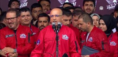 Bakan Mehmet Şimşek Teknofest'i ziyaret etti! Katma değeri &ccedil;ok y&uuml;ksek &uuml;r&uuml;nler &uuml;reteceğiz mesajı verdi