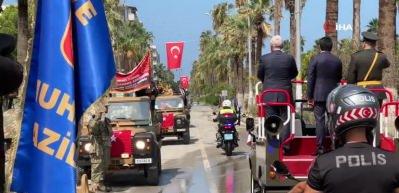 Deniz suyu bayram kutlamalarına engel olamadı! İşte o g&ouml;r&uuml;nt&uuml;ler...