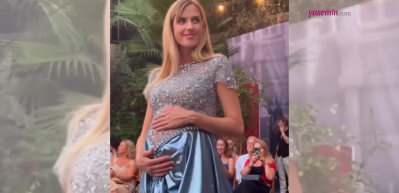 Karnı burnunda Wilma Elles podyuma &ccedil;ıktı! Kızını kucağına almak i&ccedil;in g&uuml;n sayıyor