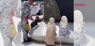 Mescid-i Haram muhafızı yardıma yetişti! Minik hacı adayları Kabe'ye el s&uuml;rmeye &ccedil;alışırken...