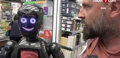 T&uuml;rkiye&rsquo;nin ilk yapay zekalı eczane teknisyeni robotu iş başı yaptı