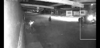 Ekvador'da silahlı kişilerin atmayı unuttuğu el bombası ka&ccedil;tıkları ara&ccedil;ta patladı