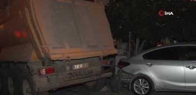 Facia ucuz atlatıldı! Yokuş aşağı kayan kamyon dehşet sa&ccedil;tı...