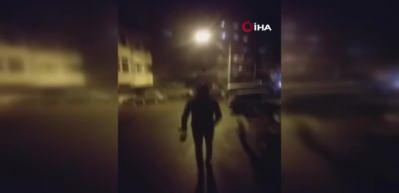 Gece vakti sokakta s&ouml;ylediği şarkıyla viral oldu!
