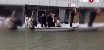 Samsun'da sel vuran sanayide kayıkla gezenler g&uuml;ndem oldu