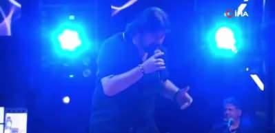 Şarkıcı Ahmet Şafak'ın sahnede zor anları! Neye uğradığını şaşırdı 