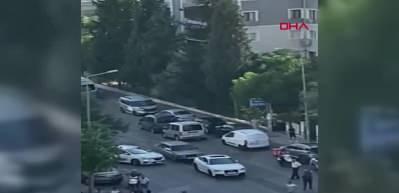 Trafikteki k&uuml;&ccedil;&uuml;k bir olay &ouml;yle b&uuml;y&uuml;d&uuml; ki! Birbirlerine muştalarla saldırdılar