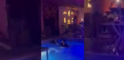 T&uuml;rk&uuml;c&uuml; Murat Kurşun sahneye koşan hayranıyla birlikte havuza d&uuml;şt&uuml;!