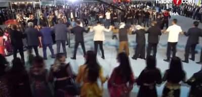 Van'da 5 bin kişilik d&uuml;ğ&uuml;n! Gelin ve damada takılan takı dudak u&ccedil;uklattı