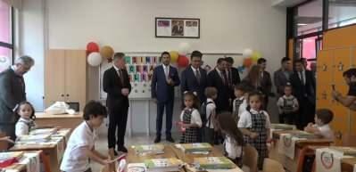 İstanbul&rsquo;da ilk ders zilini &ccedil;alan Vali G&uuml;l, &ouml;ğrencilerle sohbet etti...