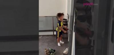 Annesinden izin almak i&ccedil;in s&ouml;ylediği s&ouml;zler g&uuml;ndem oldu! Arkadaşıyla oynamak isteyen &ccedil;ocuk...