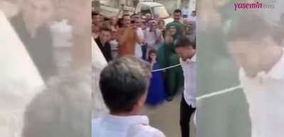 Bu kadarı pes dedirtti! Gelin damadı boynuna tasma takarak eve soktu davetliler alkış tuttu 