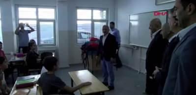 Depremzede &ouml;ğrencilere kırtasiye malzemesi dağıtıldı
