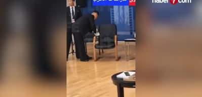 D&uuml;nyanın konuştuğu ziyarette ilgin&ccedil; sahneler: Eli ayağına birbirine girdi