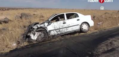 Şanlıurfa'da otomobille kamyonet &ccedil;arpıştı: 1'i ağır 9 kişi yaralandı.