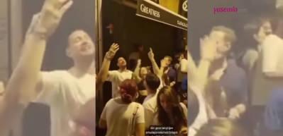 Sokakta şarkı s&ouml;yleyen Uraz Kaygılaroğlu ve arkadaşlarının başına bir vatandaş su d&ouml;kt&uuml;