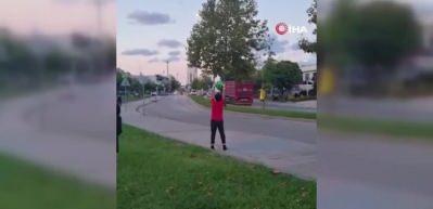 El salladığı takım otob&uuml;s&uuml; kendisi i&ccedil;in durunca d&uuml;nyanın en mutlu &ccedil;ocuğu oldu...