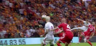 Galatasaray'ın d&uuml;nyaca &uuml;nl&uuml; golc&uuml;s&uuml; Icardi attığı golle Avrupa'nın g&uuml;ndeminde...