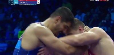 Milli g&uuml;reş&ccedil;imiz Taha Akg&uuml;l hem madalya aldı hem de Olimpiyatların biletini kaptı