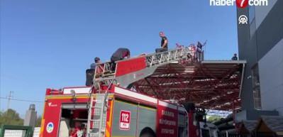 Sakarya'da fabrika &ccedil;atısından aşağı d&uuml;şen iş&ccedil;i hastaneye kaldırıldı