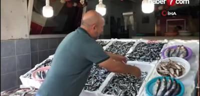 Sezonun ilk yerli hamsisi 100 TL&rsquo;den tezgahta yerini buldu
