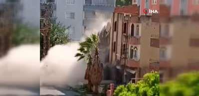 Ağır hasarlı binanın yıkımını izlemek i&ccedil;in gelen meraklı vatandaşlar yıkım esnasında panik yaşadı