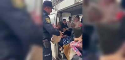 Azerbaycan polisi Karabağ'dan ayrılan Ermenilere su ikramında bulundu