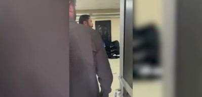 Rakip kul&uuml;p başkanı soyunma odasını bastı! İşte ma&ccedil; sonunda yaşananlar...