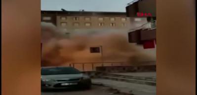 Ağır hasarlı bina yıkım sırasında bir anda &ccedil;&ouml;kt&uuml;! Korku dolu anlar b&ouml;yle kaydedildi...