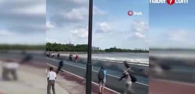 &Ccedil;in&rsquo;de kıyıya vuran dev dalgalar en az 2 turisti yaraladı