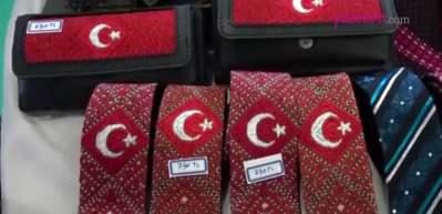İranlı kadından Türkiye aşkı! Ay yıldız sevgisini işlediği kravat ve cüzdanla gösterdi