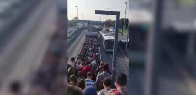 İstanbullu yine metrob&uuml;s &ccedil;ilesi &ccedil;ekti! İşlerine ge&ccedil; kalanlar o anları b&ouml;yle kayda aldı