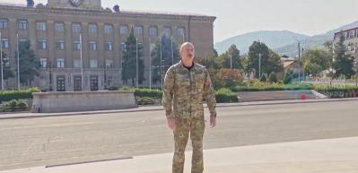 Aliyev Hocalı'da Azerbaycan bayrağını g&ouml;ndere &ccedil;ekti...