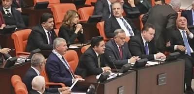 Meclis'teki Saadet Partisi krizi Devlet Bah&ccedil;eli'nin m&uuml;dahalesi ile &ccedil;&ouml;z&uuml;ld&uuml;