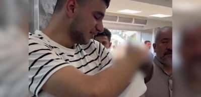 Filistinli baba 9 aylık oğlu Hamza'ya son kez g&ouml;zyaşları i&ccedil;erisinde sarıldı