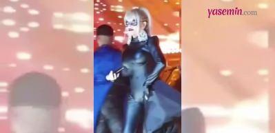77 yaşındaki Ajda Pekkan, sahne kost&uuml;m&uuml;yle şaşırttı! Kedi kadın kost&uuml;m&uuml;yle şarkı s&ouml;yledi