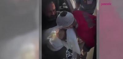 Gazze'deki o g&ouml;r&uuml;nt&uuml;ler y&uuml;rekleri sızlattı! "Kardeşimin sa&ccedil; telini alabilir miyim?"