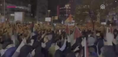 İstanbul, İsrail'in korkun&ccedil; katliamına sessiz kalmadı! İsrail'in İstanbul Başkonsolosluğu &ouml;n&uuml;nde toplanan vatandaşlar...