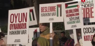 Konsolosluğun &ouml;n&uuml;ne oyuncak bırakarak İsrail'i protesto ettiler