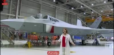 Sanat&ccedil;ı Azerin, KAAN'ın &ouml;n&uuml;nde "&Ccedil;ırpınırdın Karadeniz" şarkısını s&ouml;yledi!