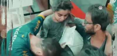 Filistinli baba, bombardıman korkusuyla ağlayan çocuklarını teselli etti
