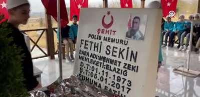 Hafızlık &ouml;ğrencilerinden şehit Fethi Sekin'in doğum g&uuml;n&uuml;nde kabri başında Kur'an-ı Kerim tilaveti