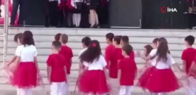 İlkokuldaki 29 Ekim kutlamalarında tepki çeken anlar!  Disleksi hastası öğrencisini etkinliğe almadı