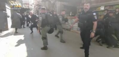 İsrail polisi, Batı Kudüs'te Filistin bayrağı asan Siyonizm karşıtı Yahudilere saldırdı