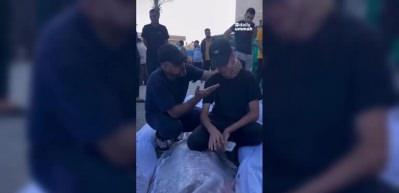 Oğlu cenazelerin başında ağlıyordu! Acılı babanın oğlunu teselli edişi g&ouml;zyaşlarına boğdu