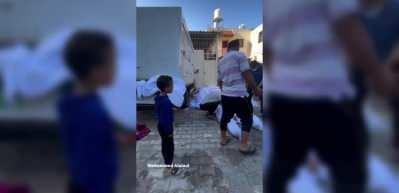 Enkaz altında kalan &ccedil;ocuk tek koluyla ekiplere yardım etti! G&ouml;zyaşlarına boğan g&ouml;r&uuml;nt&uuml;ler